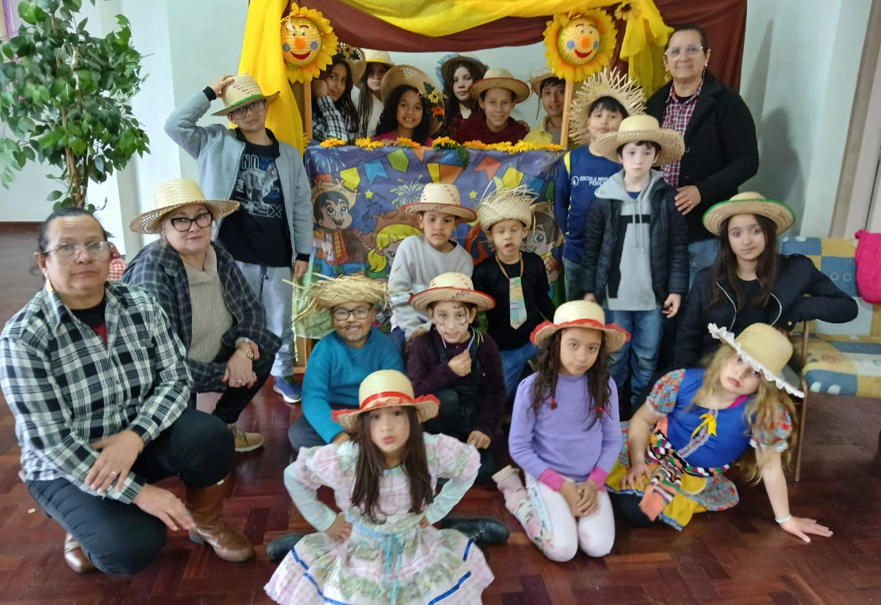 CRAS realiza comemorações juninas com crianças e idosos