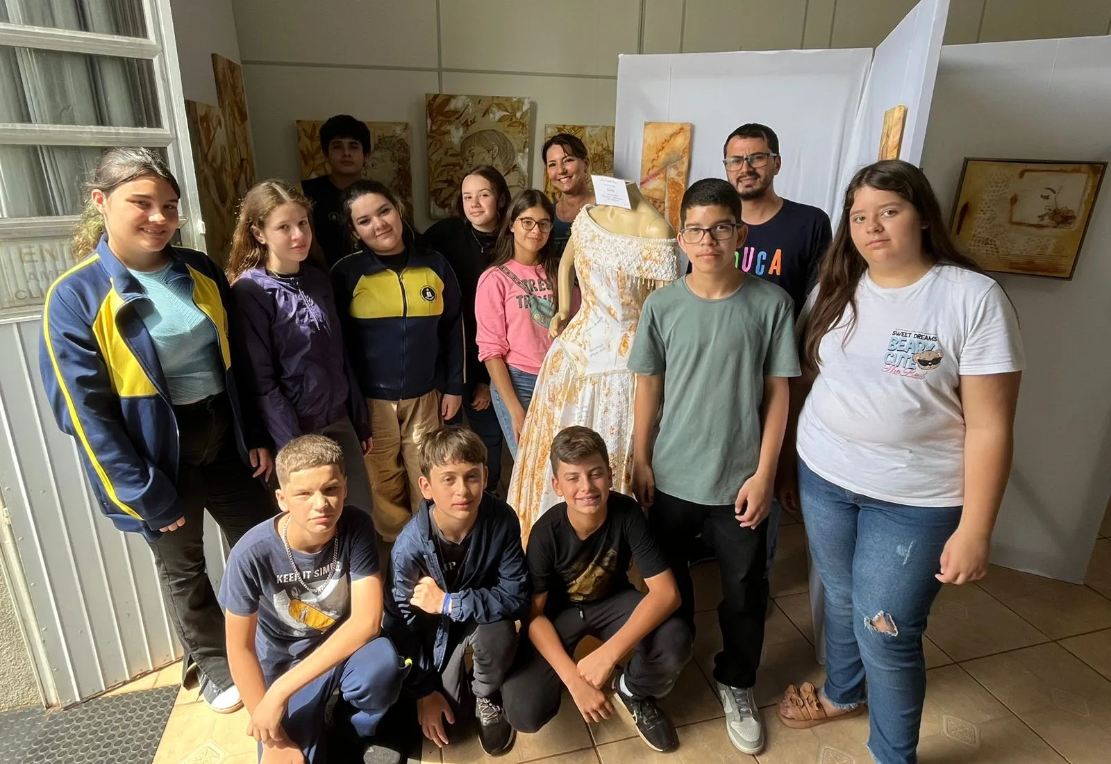 Biblioteca Municipal recebe alunos para visita à exposição “Páginas que Escrevi”