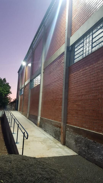 Com iluminação concluída ginásio da Escola Municipal Pejuçara tem 99% de sua obra executada
