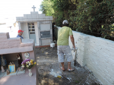 Servidores atuam na limpeza do Cemitério Municipal devido ao dia de Finados