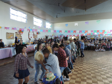 Escola Municipal Pejuçara promove festa junina 