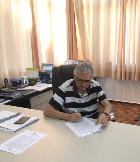 Prefeito assina termo para repactuação de consignados dos servidores municipais