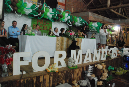 Alunos da Pré-Escola B Ciranda do Saber da EMEF se formam