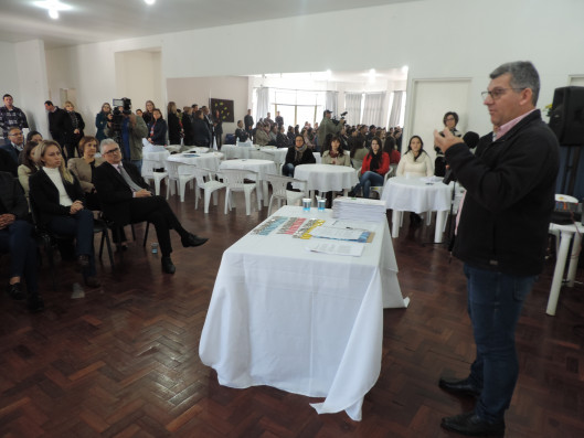 Ato marca entrega de 34 casas aos beneficiários do loteamento Caminho das Palmeiras
