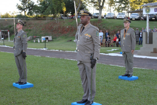 Prefeito Buzzatti prestigia passagem de comando no 16º Batalhão de Policia Militar em Cruz Alta