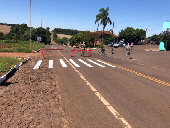 Faixas de travessia de pedestre recebem nova pintura