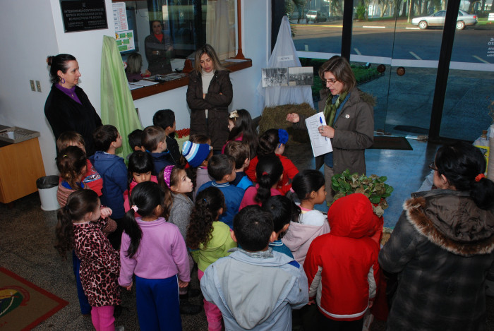 ALUNOS VISITAM EXPOSIÇÃO SOBRE A ECONOMIA DO MUNICÍPIO