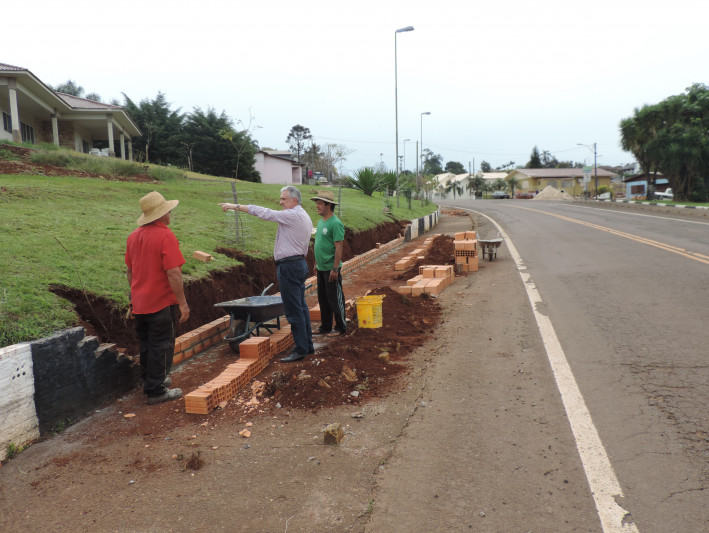 Administração recupera muro na avenida Duque de Caxias