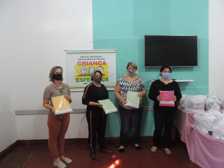 Administração entrega Kits de Higiene para integrantes do grupo Criança Esperança
