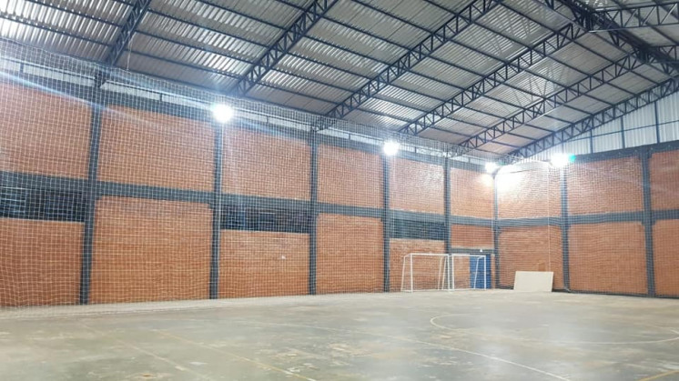 Com iluminação concluída ginásio da Escola Municipal Pejuçara tem 99% de sua obra executada