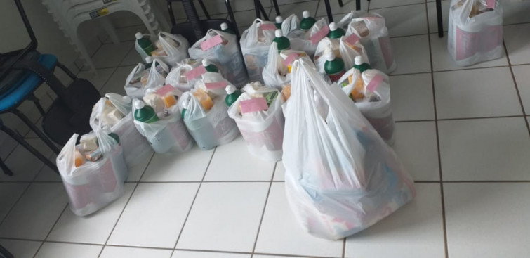 Famílias em situação de vulnerabilidade recebem cestas básicas emergenciais