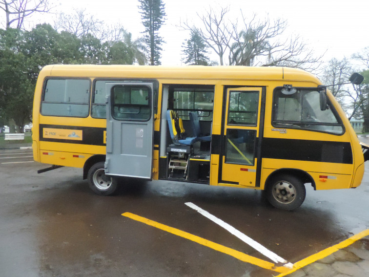 Pejuçara recebe novo ônibus para o Transporte Escolar. 