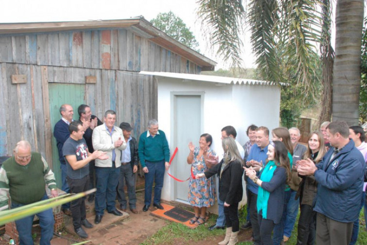 Administração beneficiará mais seis famílias com a construção de módulos sanitários