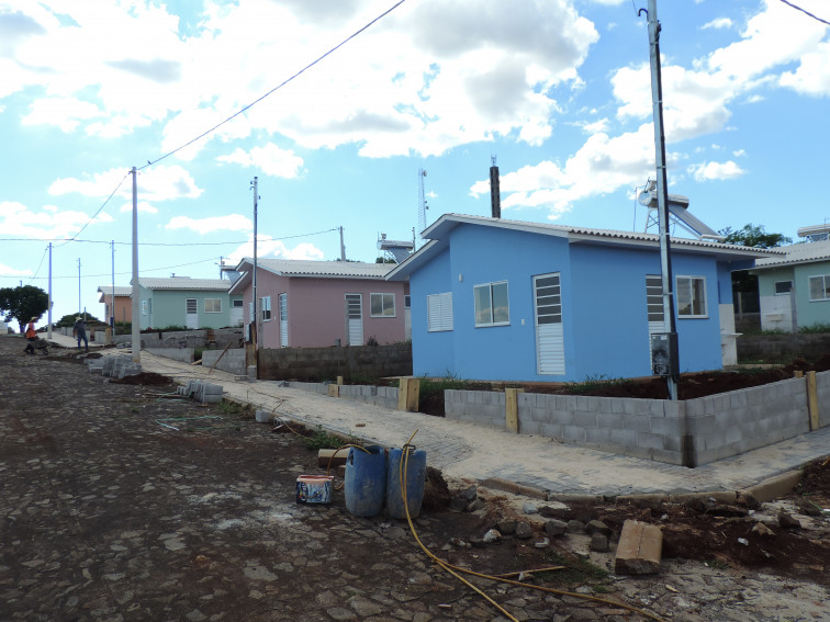 Mais de 30% da obra de passeio público e muro já foi executada no Conjunto Habitacional