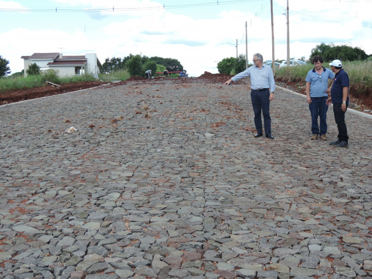 Seguem as obras de calçamento no bairro Ângelo Furian