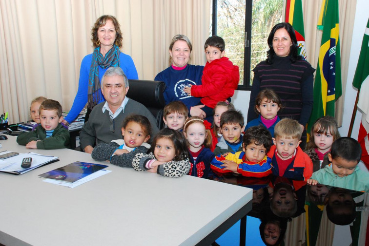 Alunos do Maternal II da EMEI visitaram exposição e gabinete do prefeito
