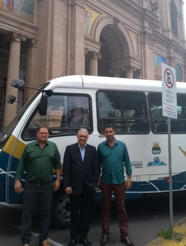 Prefeito recebe ônibus para a Assistência Social em Porto Alegre