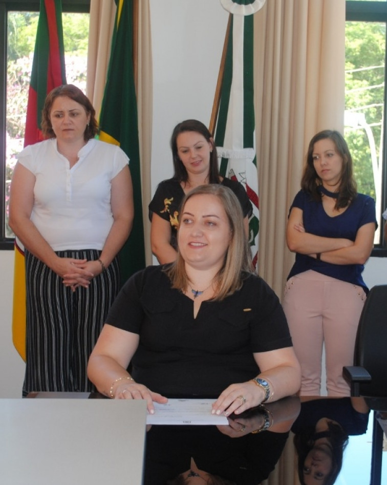 Prefeito da posse a nova secretária de administração