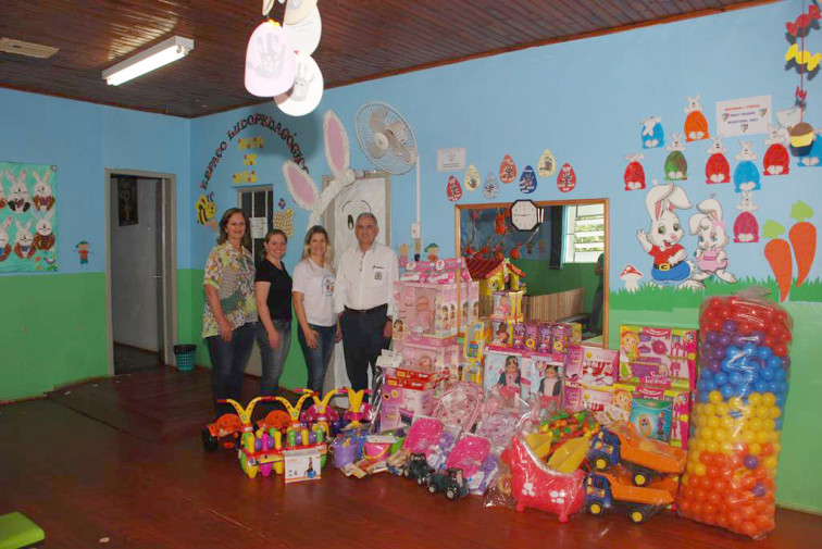 Administração realiza entrega de brinquedos às Escolas Municipais