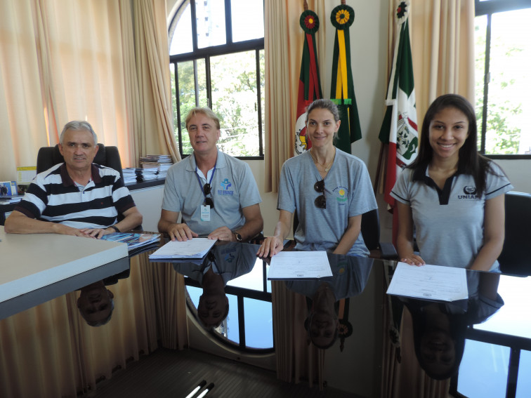 Prefeito assina pagamentos que beneficiam Apae, Uniape e Hospital Rio Branco